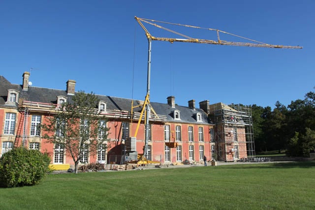 Rénovation de la couverture du château abritant les services administratifs et de direction du lycée agricole Le Robillard à Lieury près de Saint Pierre sur Dives (14). Une partie a été réalisée en ardoise naturelle et une seconde en tuile patrimoine. Le chantier qui a duré 7 mois a nécessité l'utilisation d'une grue qui a été déplacée 3 fois ainsi qu'un télescopique rotatif. 8 compagnons ont travaillés à la réalisation de cet ouvrage d'exception.