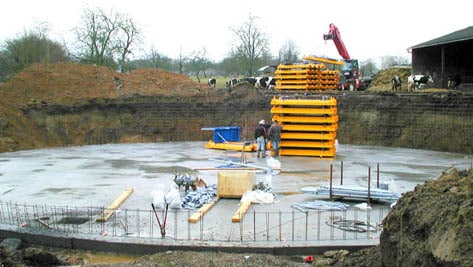 Réalisation d'une fosse circulaire d'un volume de 1500 m3 avec des murs banchés de 3m de haut. Après le coulage du radier de fond de fosse, la mise en place des banches a été réalisée à l'aide des vérins intégrés à ces dernières pour le cintrage.