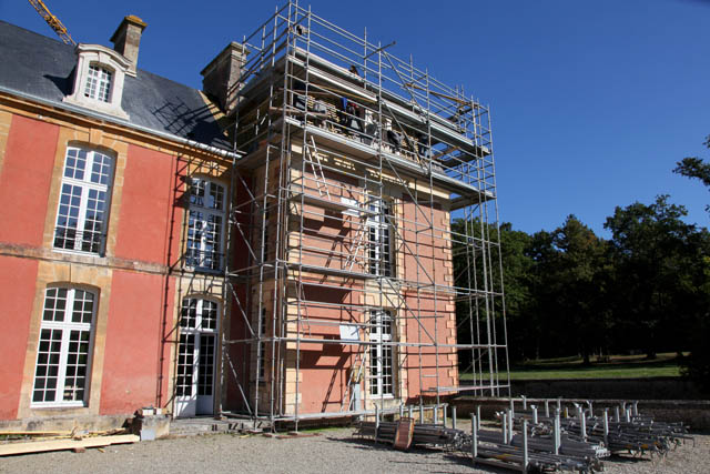 Rénovation de la couverture du château abritant les services administratifs et de direction du lycée agricole Le Robillard. L'échafaudage loué a les pieds dans l'eau des douves à certains endroits.