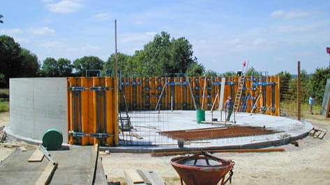 Réalisation d'une fosse circulaire d'un volume de 1500 m3 avec des murs banchés de 3m de haut. Après le coulage du radier de fond de fosse, la mise en place des banches a été réalisée à l'aide des vérins intégrés à ces dernières pour le cintrage.