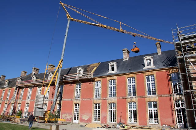 Rénovation de la couverture du château abritant les services administratifs et de direction du lycée agricole Le Robillard. Livraison du mortier de répartion des lucarnes ou des outils à l'aide de la grue.