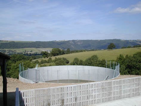 Fosse circulaire de 1500 m3 à Clécy (14) dont une partie est hors sol et une autre enterrée. Les réservations pour la mise en place de la clôture de sécurité se fait au moment du coulage du béton.