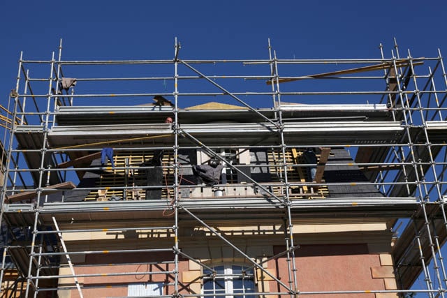 Rénovation de la couverture du château abritant les services administratifs et de direction du lycée agricole Le Robillard. Livraison du mortier de répartion des lucarnes ou des outils à l'aide de la grue.