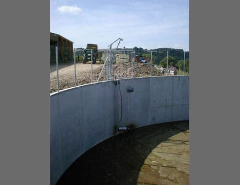 Fosse circulaire de 1500 m3 à Clécy (14) dont une partie est hors sol et une autre enterrée. Les réservations pour la mise en place de la clôture de sécurité se fait au moment du coulage du béton.