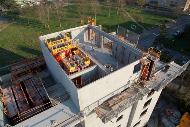 Construction d'un immeuble R+6 à Caen en béton banché. La finition très soignée des parements extérieures, demandée par la maitrise d'ouvrage, a necessité l'utilisation de banche avec des peau en inox, achetées pour l'occasion.