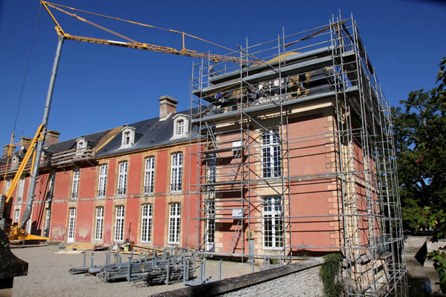 Rénovation de la couverture du château abritant les services administratifs et de direction du lycée agricole Le Robillard. Livraison du mortier de répartion des lucarnes ou des outils à l'aide de la grue.