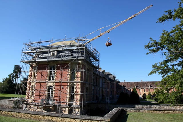 Rénovation de la couverture du château abritant les services administratifs et de direction du lycée agricole Le Robillard. Livraison du mortier de répartion des lucarnes ou des outils à l'aide de la grue.