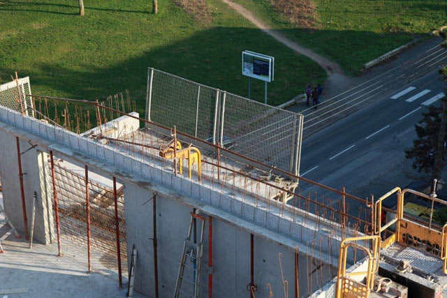 Construction d'un immeuble R+6 à Caen en béton banché. La finition très soignée des parements extérieures, demandée par la maitrise d'ouvrage, a necessité l'utilisation de banche avec des peau en inox, achetées pour l'occasion.