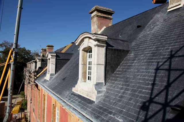 Rénovation de la couverture du château abritant les services administratifs et de direction du lycée agricole Le Robillard. Détail d'une lucarne rénovée. Couverture du chapeau de gendarme au plomb ou au zinc, nettoyage de la pierre et réparation au mortier si besoin.