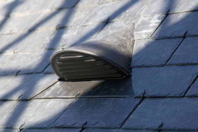 Rénovation de la couverture du château abritant les services administratifs et de direction du lycée agricole Le Robillard. Les accessoires de toiture sont en zinc prépatiné.