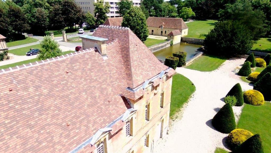 Rénovation de la couverture du château abritant les services administratifs et de direction du lycée agricole Le Robillard.