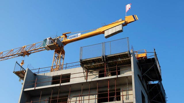 Construction d'un immeuble R+6 à Caen en béton banché. La finition très soignée des parements extérieures, demandée par la maitrise d'ouvrage, a necessité l'utilisation de banche avec des peau en inox, achetées pour l'occasion.