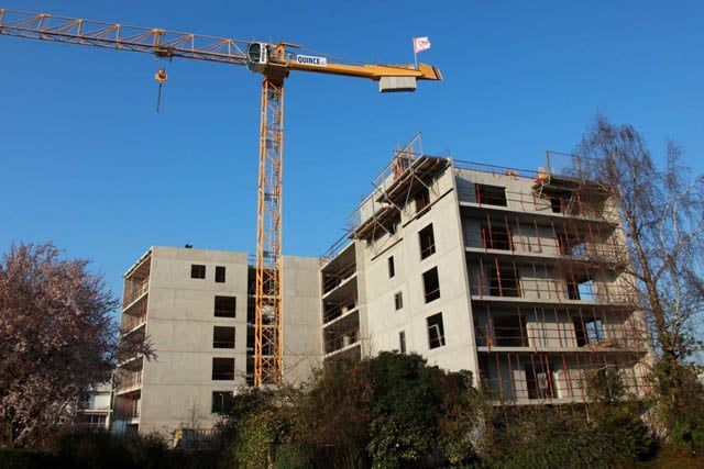 Construction d'un immeuble R+6 à Caen en béton banché. La finition très soignée des parements extérieures, demandée par la maitrise d'ouvrage, a necessité l'utilisation de banche avec des peau en inox, achetées pour l'occasion.