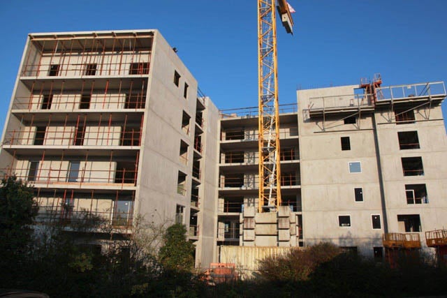 Construction d'un immeuble R+6 à Caen en béton banché. La finition très soignée des parements extérieures, demandée par la maitrise d'ouvrage, a necessité l'utilisation de banche avec des peau en inox, achetées pour l'occasion.