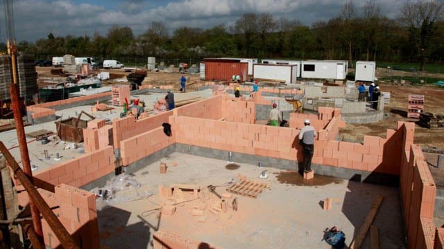 Construction d'une maison de santé à Aunay sur Odon (14). Trois bâtiements réalisée en briques monomur montées sur un soubassement en agglos bancheurs et couvert par un toit plat réalisé en prédalle.