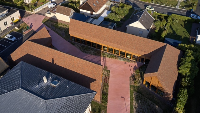 Cabourg, Pôle Social et Culture. Couverture en tuile Terréal modèle « Pommard sablé normand », la référence des toitures pour un aspect authentique et traditionnel au cœur de Cabourg.