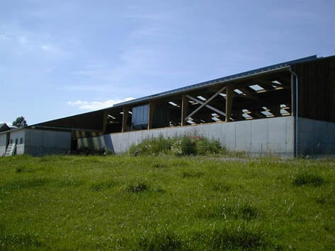 Vue extérieure de l'étable équipée d'une fosse sur caillebotis.