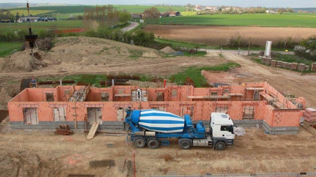 Construction d'une maison de santé à Aunay sur Odon (14). Trois bâtiements réalisée en briques monomur montées sur un soubassement en agglos bancheurs et couvert par un toit plat réalisé en prédalle.