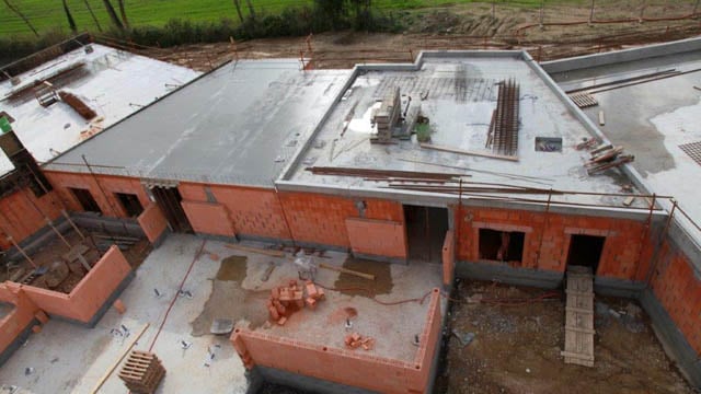 Construction d'une maison de santé à Aunay sur Odon (14). Trois bâtiements réalisée en briques monomur montées sur un soubassement en agglos bancheurs et couvert par un toit plat réalisé en prédalle.