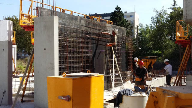 Construction d'un immeuble R+6 à Caen en béton banché. La finition très soignée des parements extérieures, demandée par la maitrise d'ouvrage, a necessité l'utilisation de banche avec des peau en inox, achetées pour l'occasion.